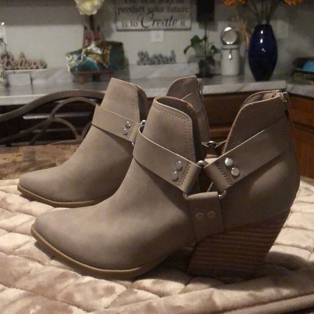 Ladies, DV- Dolce Vita size 7 tan ankle boot 🥾
